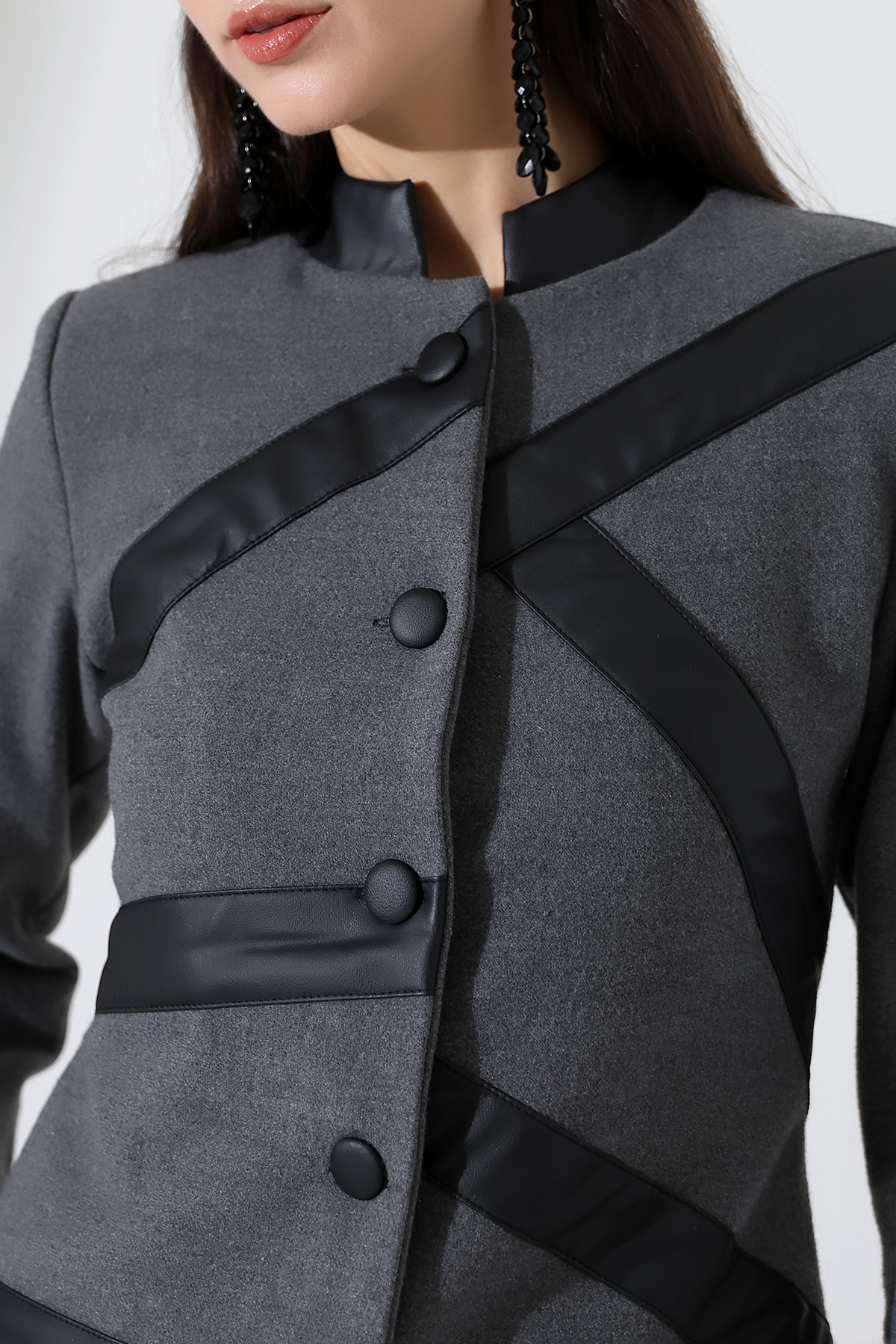 Gros plan sur un manteau gris cachemire